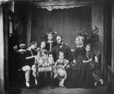 Völlner, J. - Familie der Madame Hahn und ihre sieben Kinder (Zeno Fotografie)