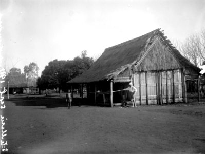 Vårt hus. Walter utanför. S-te Marie de Marovoay. Madagaskar - SMVK - 021914
