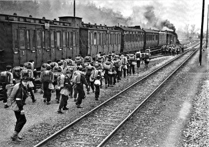 W Kleinfeldt - Abfahrt der HJ zum Frühlingslager in Venusberg 23.3.1937 (TJiG13)