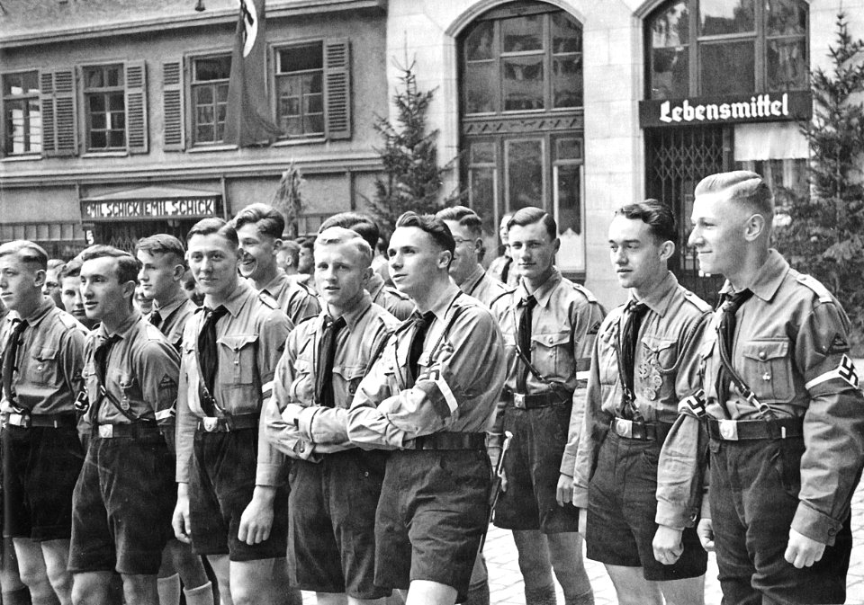 W Kleinfeldt - HJ, Bann 125 (Tübingen) auf dem Marktplatz 1.5.1937 (TJiG05)