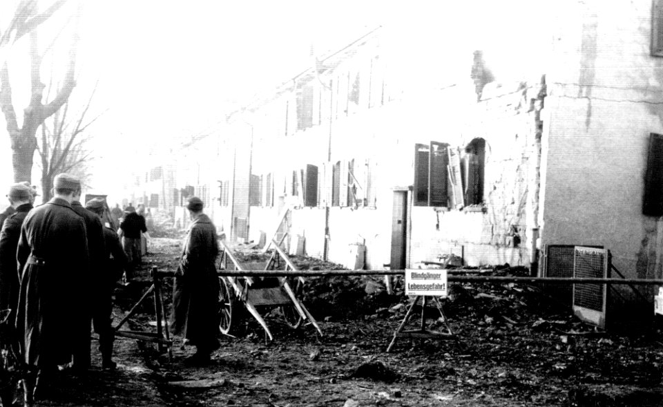 W Kleinfeldt - Schaffhausenstraße nach dem Bombenangriff 15.1.1945 (EfT090B)