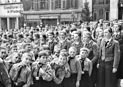 W Kleinfeldt - BDM und Pimpfe auf dem Marktplatz 1.5.1937 (TJiG15)