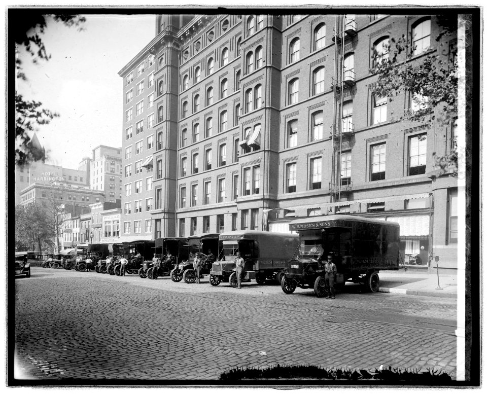 W.B. Moses & Sons Co., (Washington, D.C.), automobiles LCCN2016824225