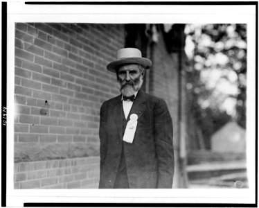 W.C. Round, Confederate veteran, half-length portrait, standing, facing slightly left, wearing badge during celebration at Bull Run LCCN90715507