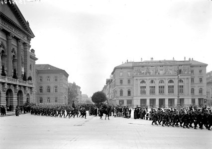 Waadländer Infanteriebrigade auf Bundesplatz - CH-BAR - 3237695
