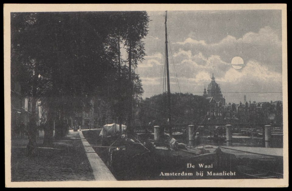 Waalseilandsgracht met links de Oude Waal en op de achtergrond de Sint Nicolaaskerk met daarvoor de Kromme Waal. Uitgave A.J. Nuss, Afb PBKD00238000005