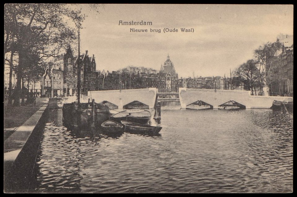 Waalseilandsgracht met links de Oude Waal en voorbij brug 298 de Kromme Waal. Op de achtergrond de Sint Nicolaaskerk, Afb PBKD00238000002