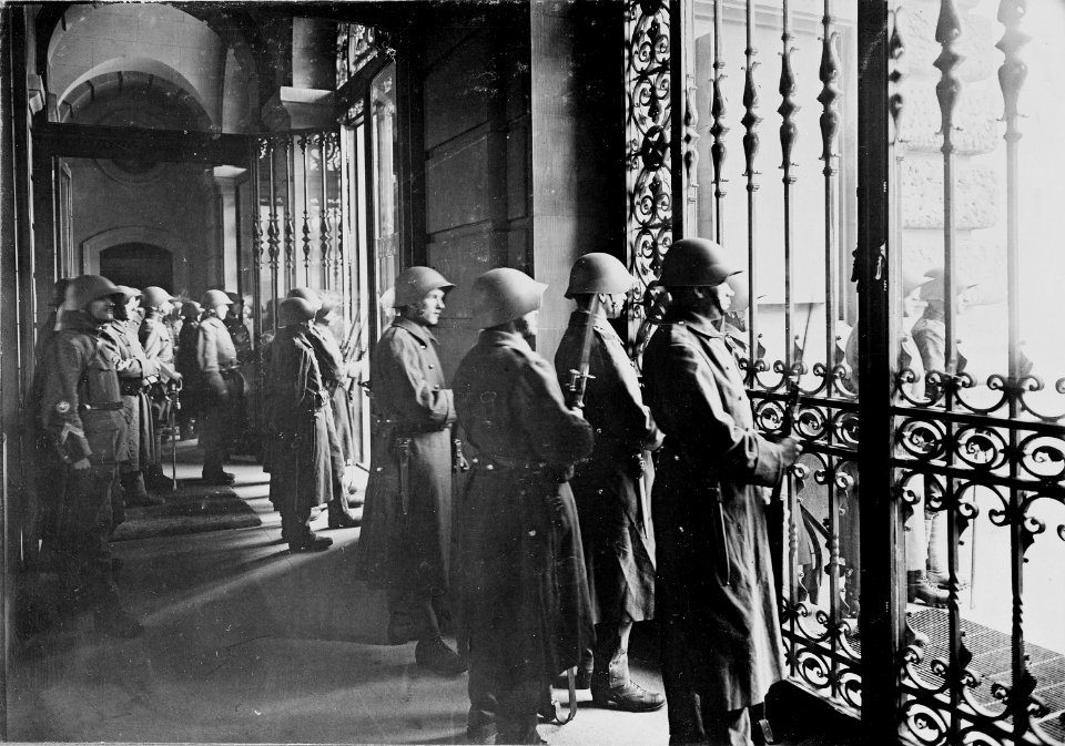 Wachmannschaft im Bundeshaus während des Landesstreiks - CH-BAR - 3241493