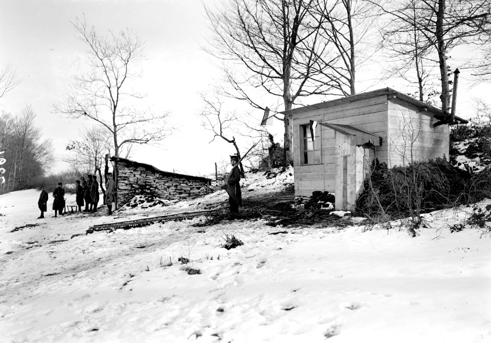 Wachthäuschen aus Holz auf Pkt. 705 bei Damvant - CH-BAR - 3239345