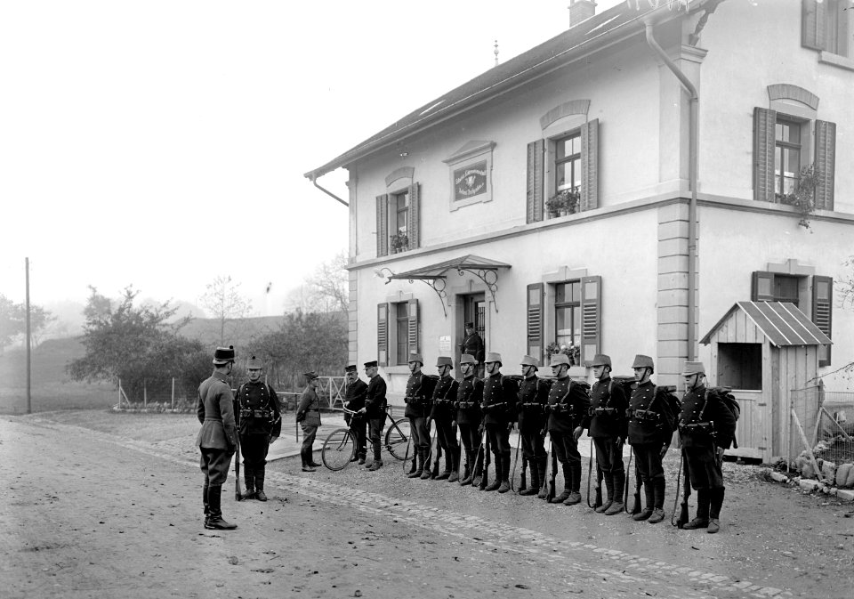 Wachtmannschaft an einem Grenzwachtposten in der Nordostschweiz - CH-BAR - 3240929