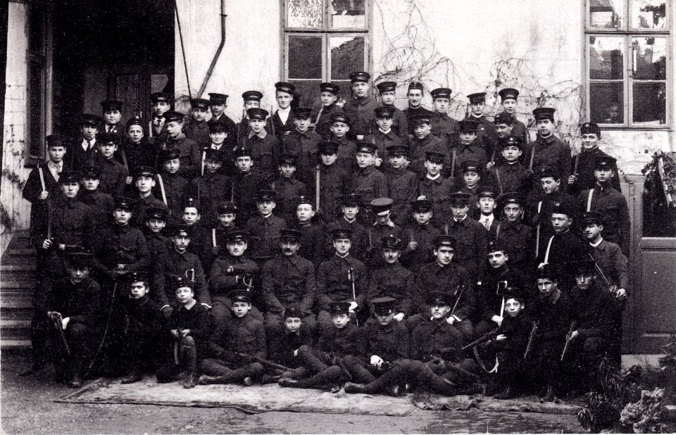 Waisenhauskinder mit Gewehren um 1900