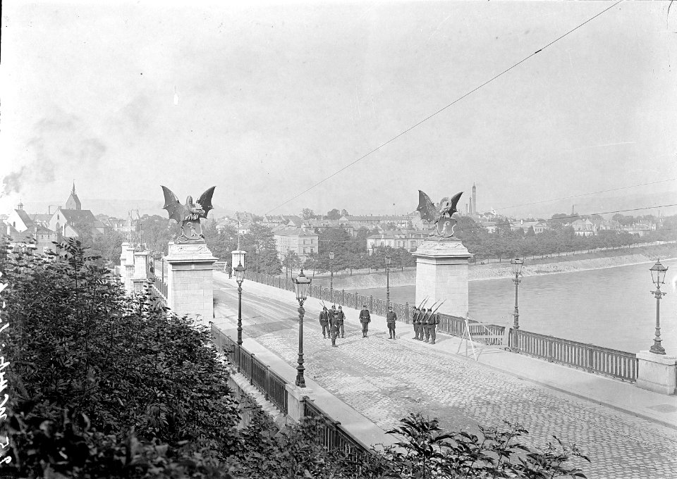 Wachtablösung auf der Wettsteinbrücke - CH-BAR - 3237258