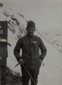 Wachtm. Josef FRIEDE des k.u.k. Dragoner Regiments Nr.10. Reserve Eskadron, Besitzer der goldenen Tapferkeits Medaille. (BildID 15457796)