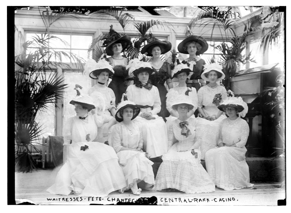 Waitresses-fete-chantecler-Central Park- casino LCCN2014688158