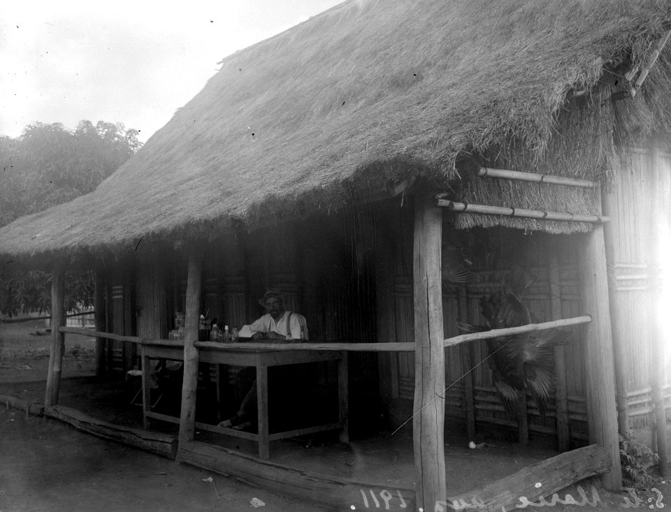 Walter vid arbetsbordet på vår veranda. S-te Marie de Marovoay. Madagaskar - SMVK - 021939