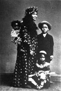 Wahine and her three children photo