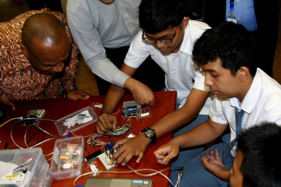 Wakil Direktur USAID Indonesia Derrick Brown mendengarkan penjelasan siswa tentang karya inovatif yang dibuat setelah mengikuti SMART Lab. (15543995077)