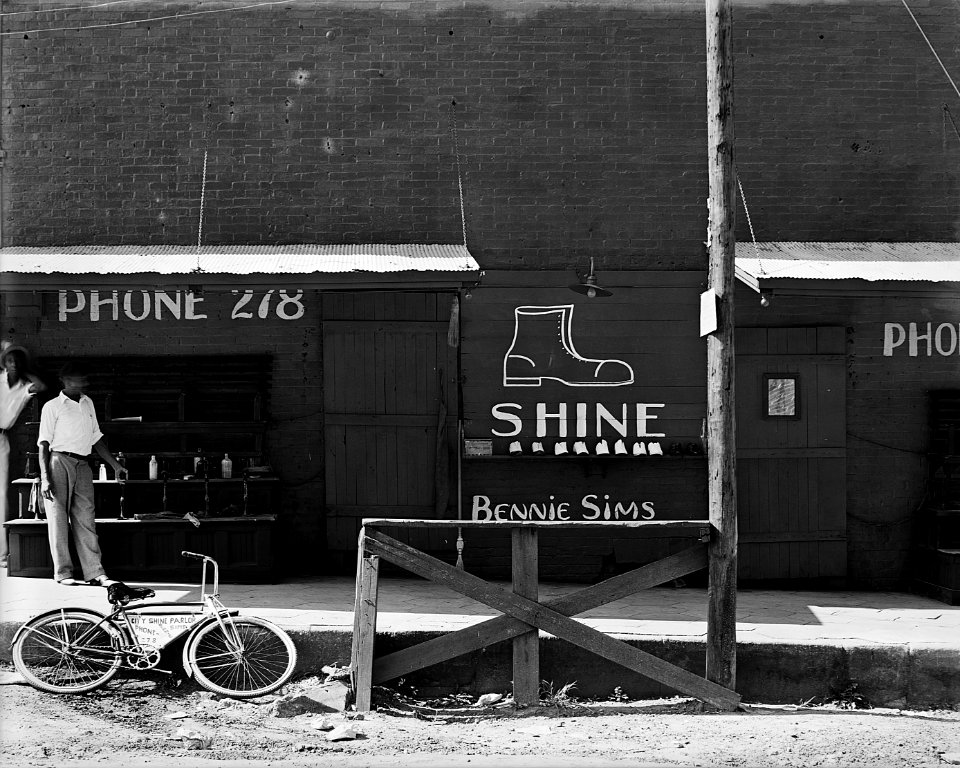 Walker Evans shoeshine stand