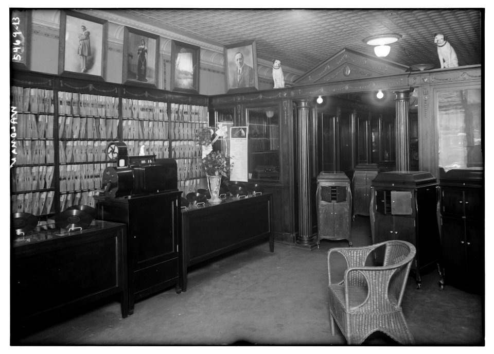 Waldman's Shop Window LCCN2014712572