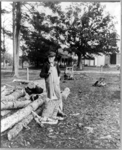 Walter Kittredge, full length portrait at his home near Ruds Ferry, New Hampshire LCCN2017659053
