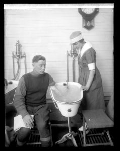 Walter Reed Physiotherapy story LCCN2016823630