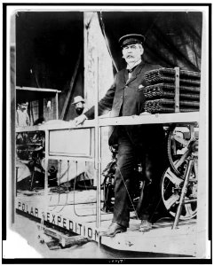 Walter Wellman on the deck of the polar air ship of the Chicago Record Herald LCCN98510679