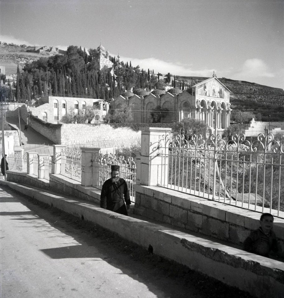 Walter Mittelholzer. Kirche der Nationen im Garten Gethsemane, Jerusalem. 1934 (z eth 0253036)