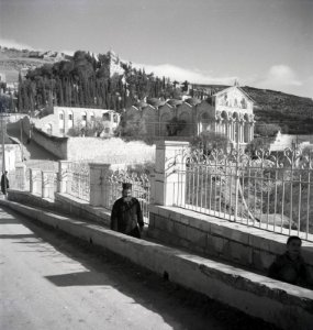 Walter Mittelholzer. Kirche der Nationen im Garten Gethsemane, Jerusalem. 1934 (z eth 0253036)