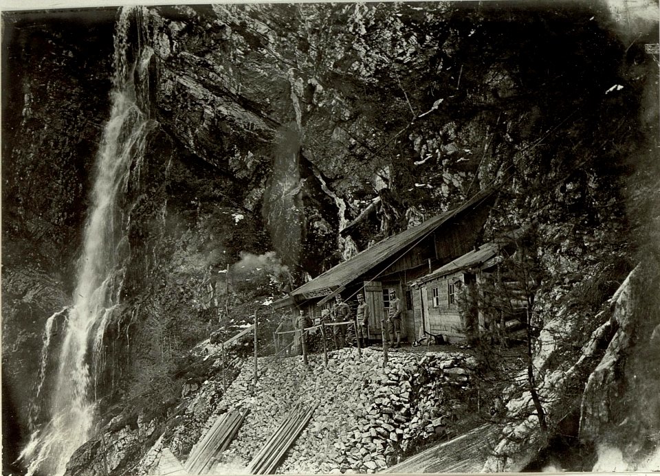 Walterhütte mit Bataillonskommando Major Walter und Oberleutnant Hilde, Reservestellung unterhalb der oberen Wolayer Alpe (BildID 15463064)