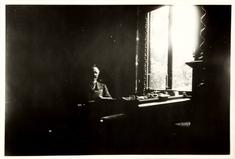 Walther von Hallwyl i sitt skrivrum, Ljusne - Hallwylska museet - 107995