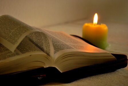 Book candle bible