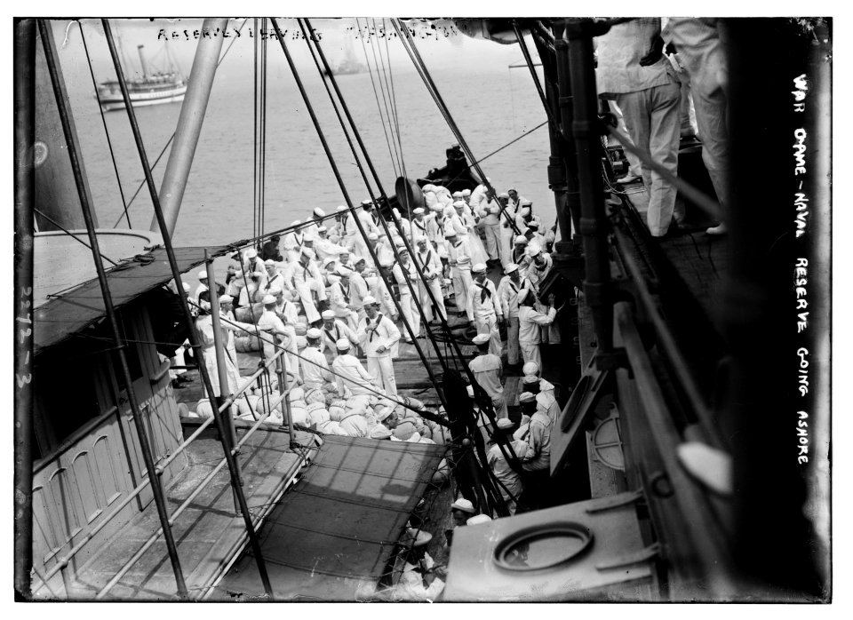 War game-Naval Reserve going ashore LCCN2014689610