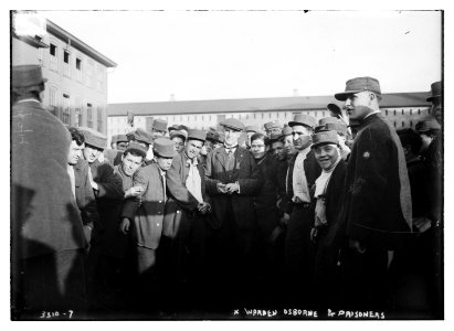Warden Osborne & prisoners LCCN2014703548