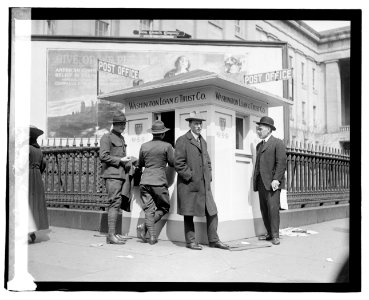 War savings stamp booth, 9th & F, NW, (Washington, D.C.) LCCN2016819594