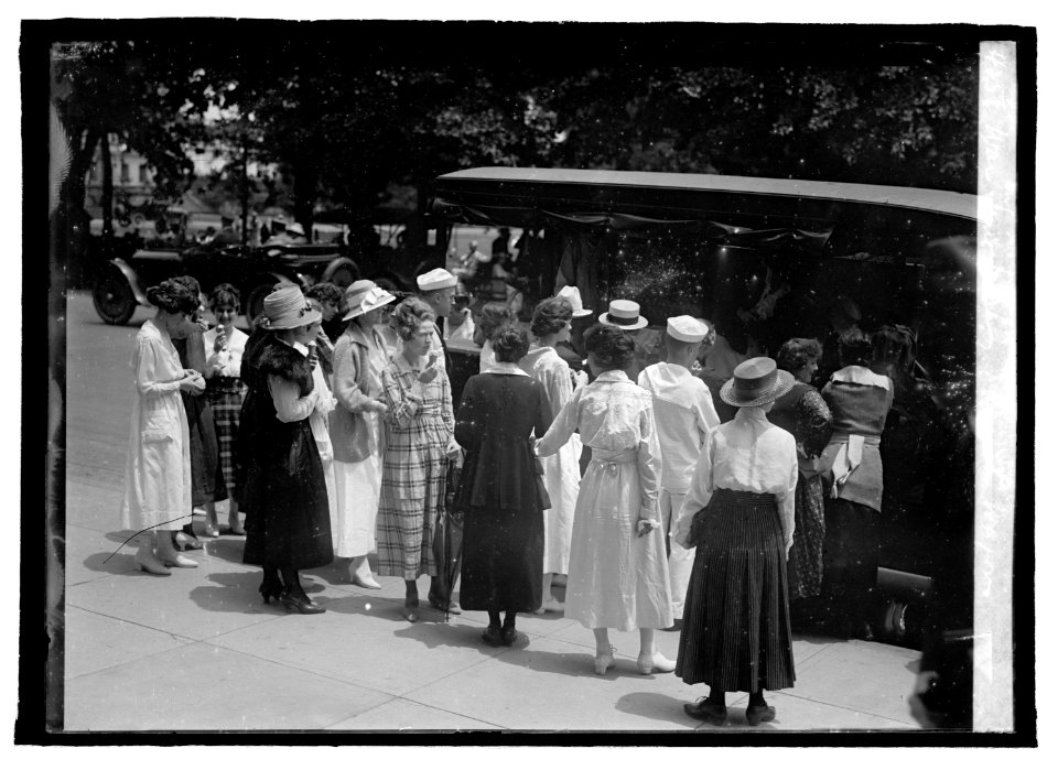 War time, Washington. Lunch wagons LCCN2016821860
