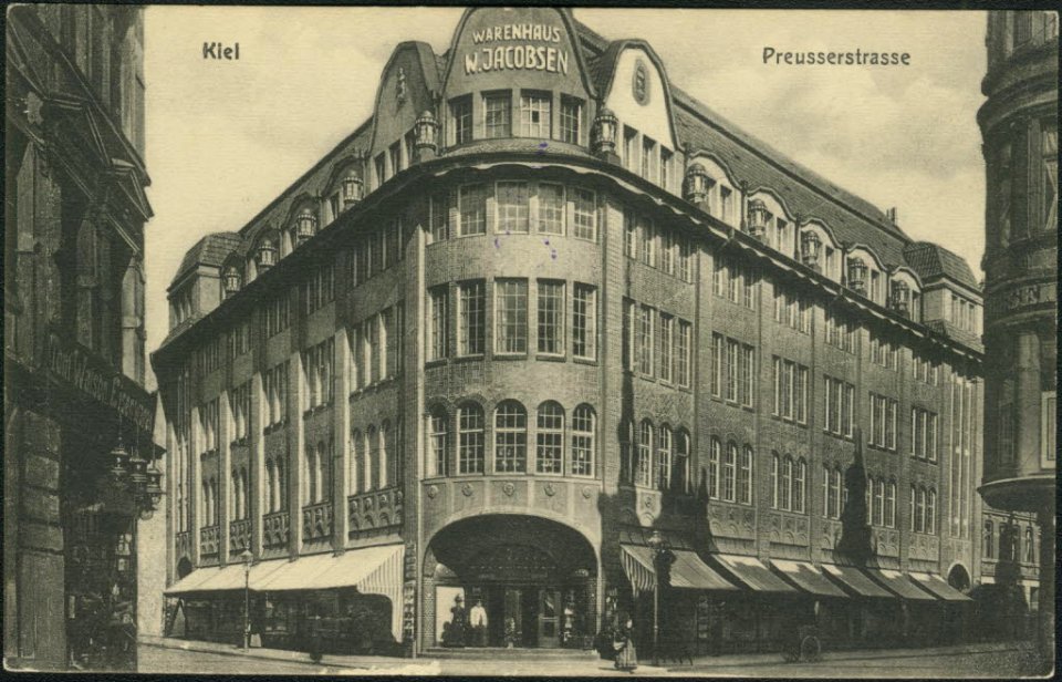Warenhaus W. Jacobsen in der Holtenauer Straße, Ecke Preußerstraße (Kiel 27.702)
