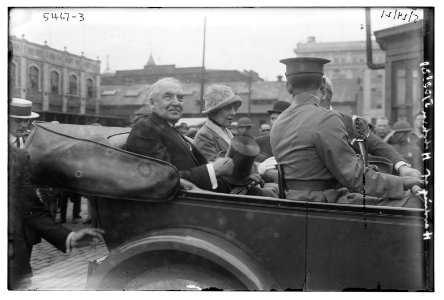 Warren G. Harding and his wife in a car LCCN2014719653