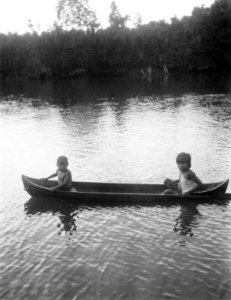 Småpojkar i kanot. Rio Sambú, Darién, Panamá - SMVK - 004352 photo