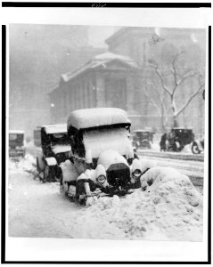 Snowbound automobiles in New York City, 1917 LCCN95504319