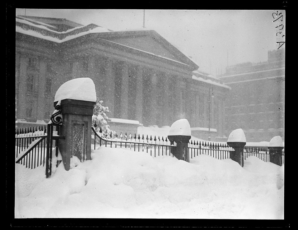 Snow, Washington, D.C. LCCN2016891171