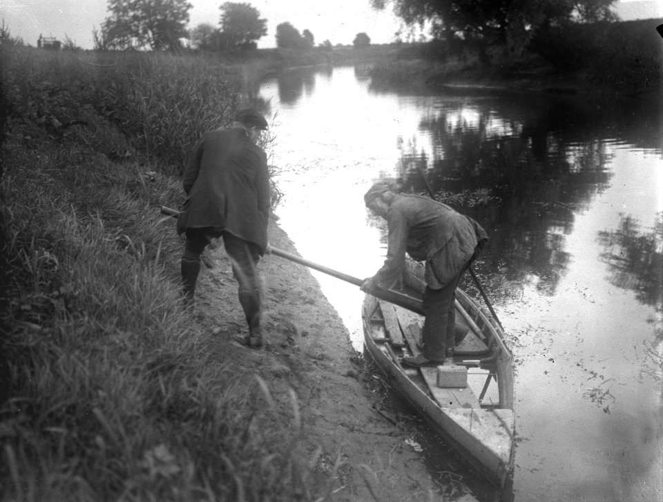 Snowden Slights and E. Walker taking aboard the gun YORYM-S365