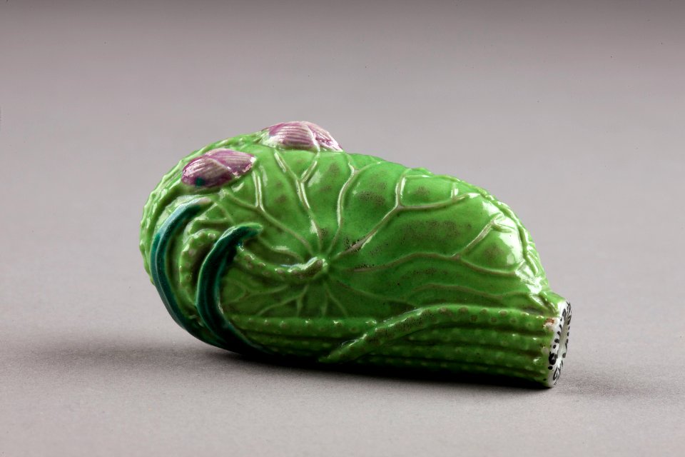 Snusflaska från Kina i form av sammanvikt lotusblad, gjort i porslin på 1700-talet - Hallwylska museet - 95805