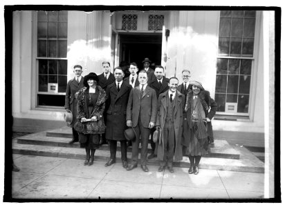 Student group at White House, 2-20-22 LCCN2016846086