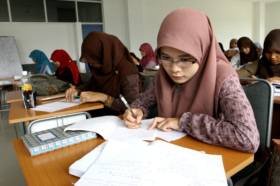 Students in class at UNSYIAH (4874118504)