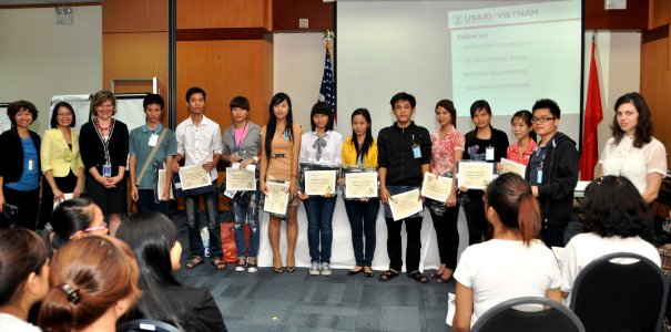 Students join the ‘USAID and Higher Education in Vietnam’ talk (8202357456)
