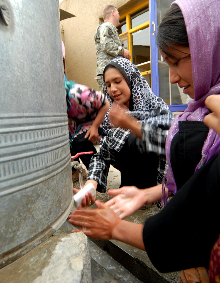 Students at Le Pelican School wash their hands before lunch. (4510643073)