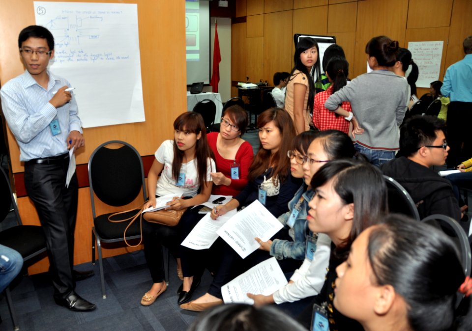 Students join the ‘USAID and Higher Education in Vietnam’ talk (8202375382)