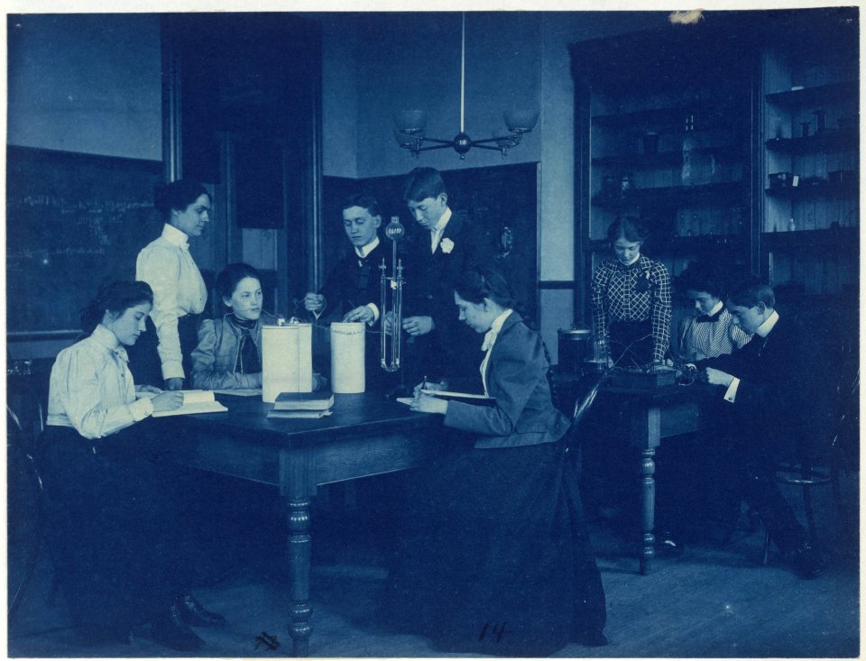 Students conducting electrical experiments with batteries, Western High School, Washington, D.C. LCCN2001696798