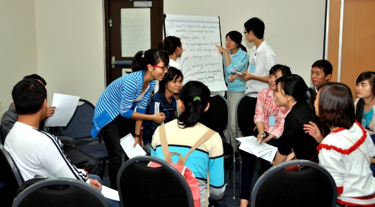 Students join the ‘USAID and Higher Education in Vietnam’ talk (8201273863) photo