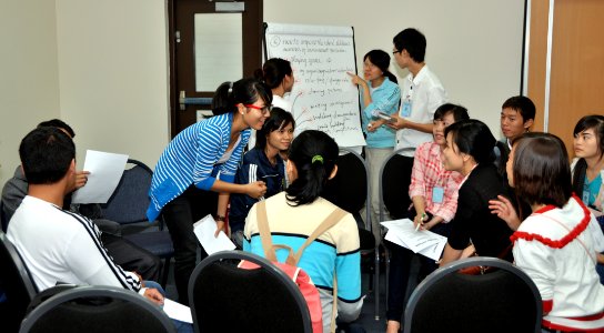Students join the ‘USAID and Higher Education in Vietnam’ talk (8201273863)